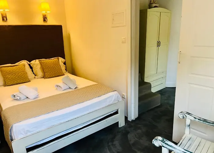 Navy Blue Apartman Ornósz